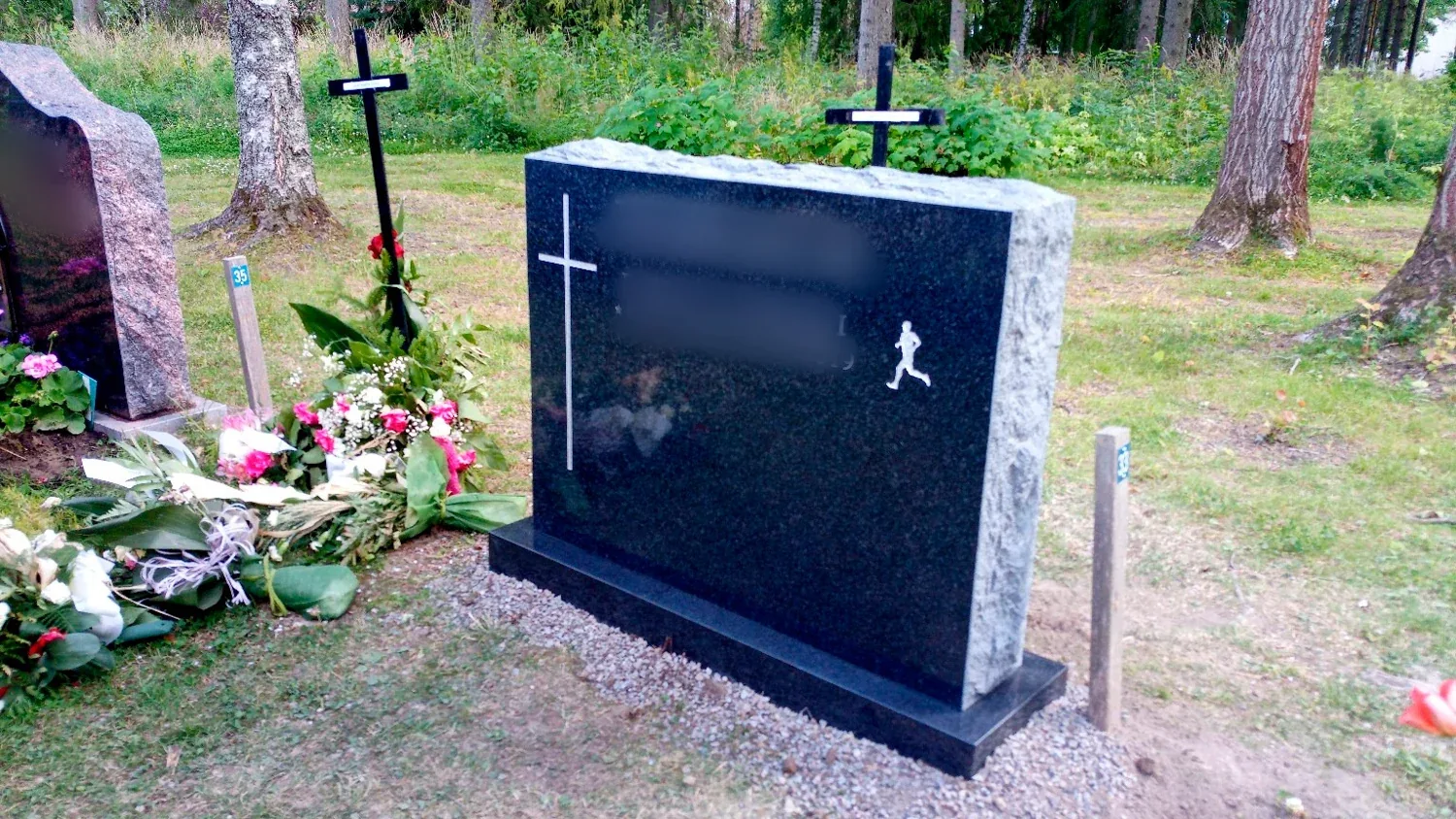 Hautakivi lohkotulla reunalla