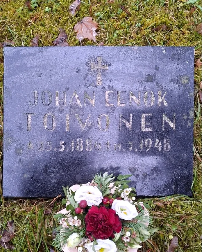 Ennen: vanha hautakivi, jonka tekstit ovat kuluneita