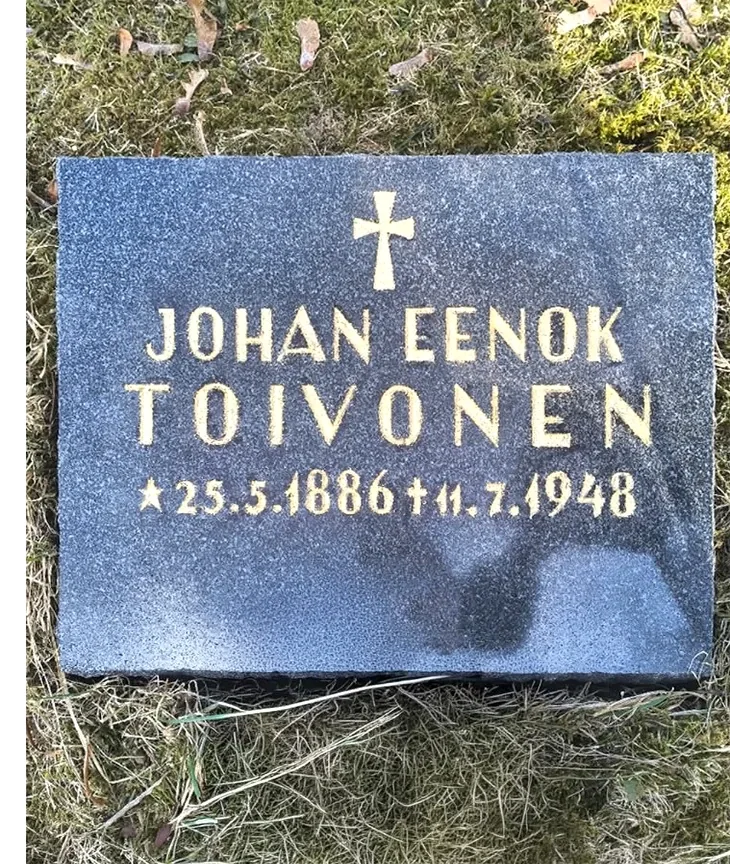 Jälkeen: puhdistettu kivi ja uudelleen pinnoitetut tekstit