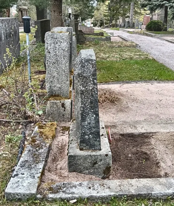 Jälkeen: oikaistu hautakivi sivulta katsottuna