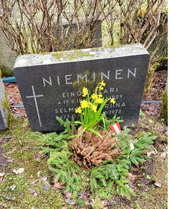 Ennen: likaantunut hautakivi, sammaloitunut pinta ja kuluneet kaiverrukset