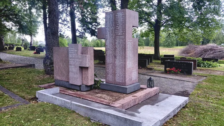 Hautausmaalla oleva suuri ristinmuotoinen muistomerkki, huoltokohde